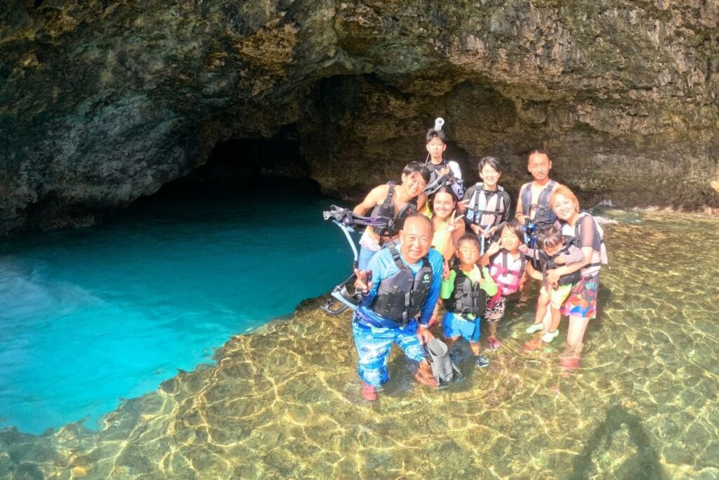 小さな子供から大人までみんなで楽しめる石垣島・青の洞窟シュノーケリングツアーでの家族・親族一同の記念集合写真