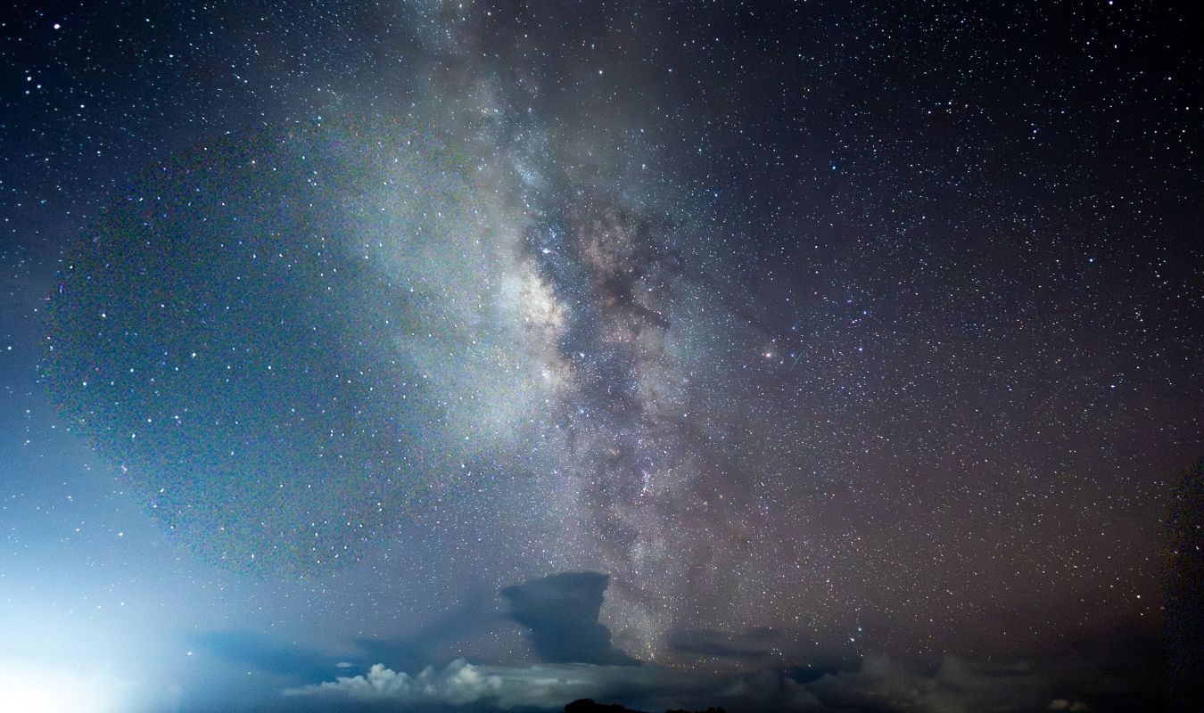 日本初の星空保護区である石垣島の夜空にクッキリと浮かび上がる圧倒的な天の川の絶景