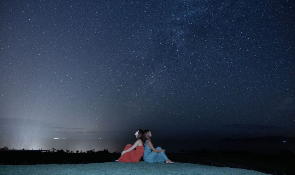 星空保護区に認定された石垣島の夜空を見上げる女子旅2人組のロマンチックな星空写真